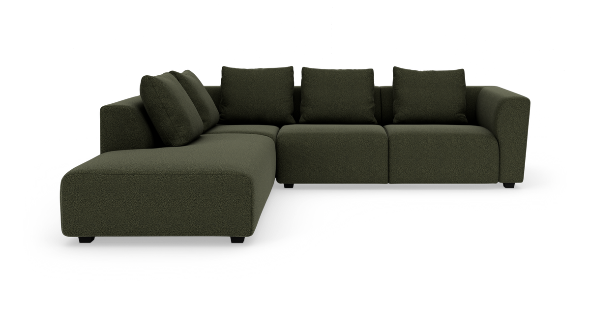 Mørkegrøn modulsofa med chaiselong og fem ryghynder, fotograferet i studie.
