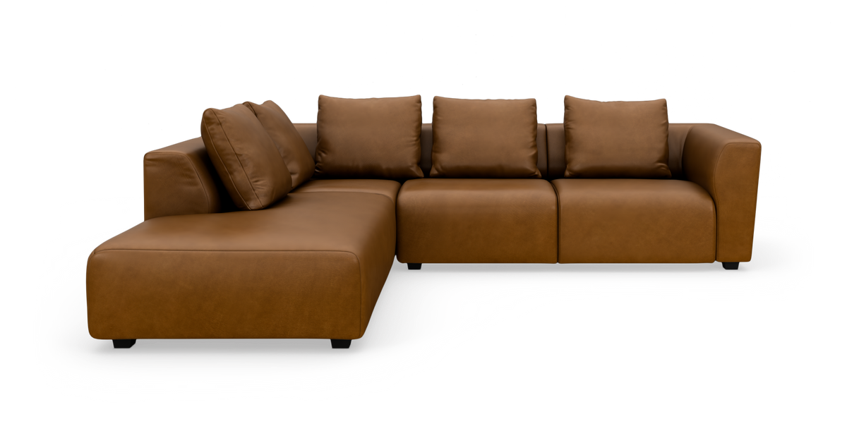 Brun læder hjørnesofa med venstrevendt chaiselong og fire ryghynder, fritstående modulsofa på hvid baggrund.