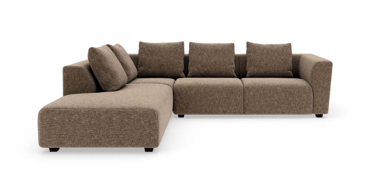 Brun modulsofa med chaiselong og fem rygpuder, fotograferet mod hvid baggrund.