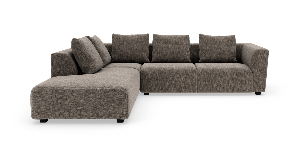 Modulsofa i brungråt stof med venstrevendt chaiselong og fire ryghynder, frilagt på hvid baggrund.
