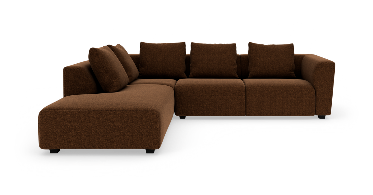 Brun modulsofa i stof med chaiselong, frilagt på hvid baggrund.