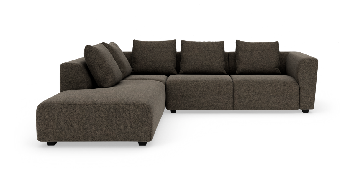 Modulsofa i brun tekstil med chaiselong til venstre, fire ryghynder og afrundede armlæn, frilagt på hvid baggrund.