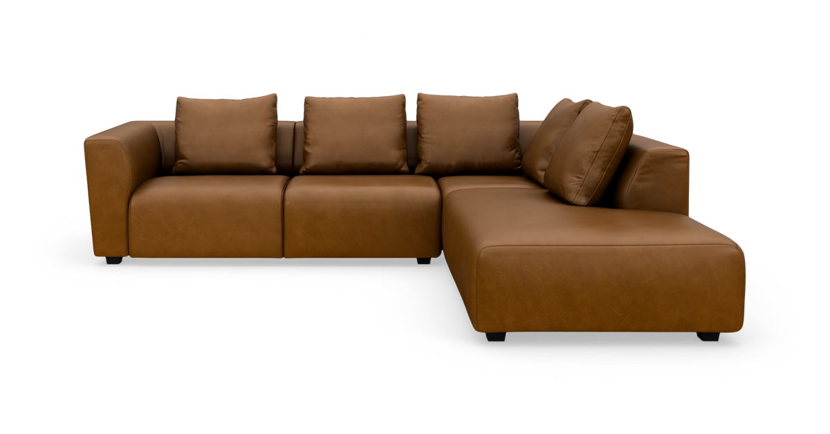 Brun læderhjørnesofa med chaiselong til højre, fritlagt på hvid baggrund.