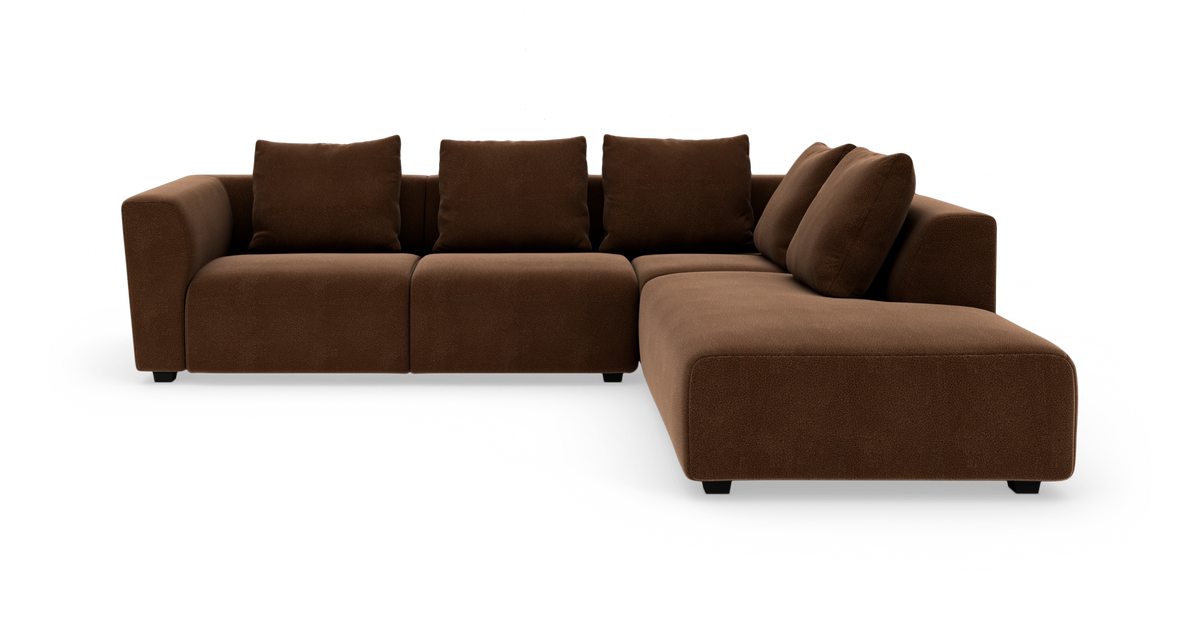 Brun L-formet modulsofa med bløde puder, vist i studie på hvid baggrund.