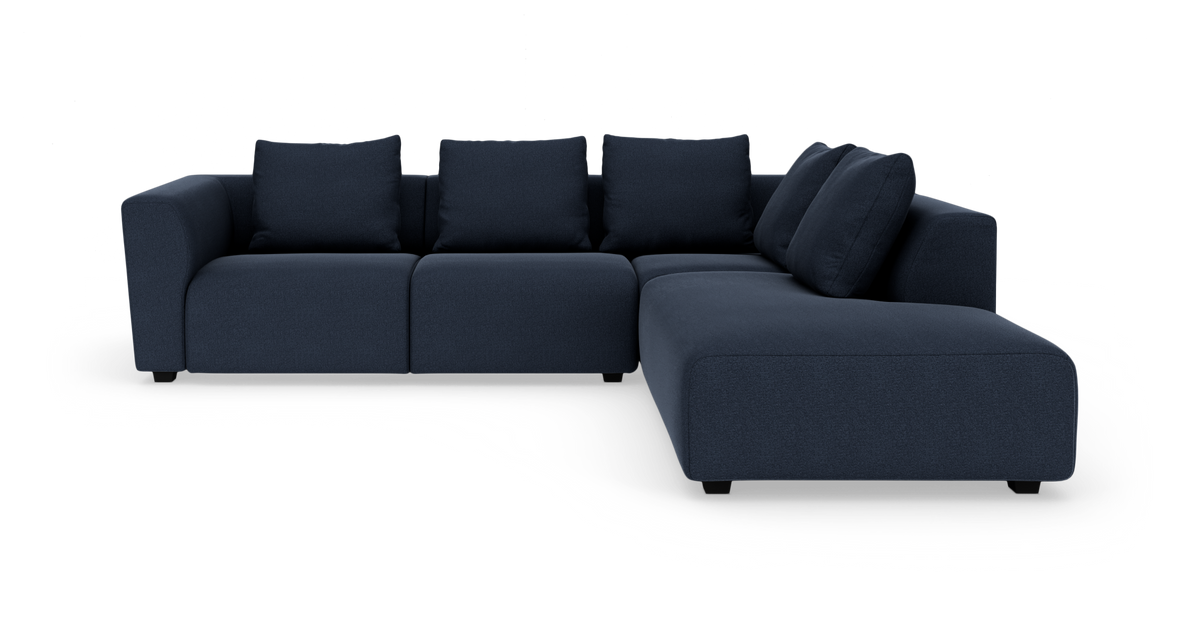 Mørkeblå hjørnesofa med chaiselong til højre, fritlagt på hvid baggrund.