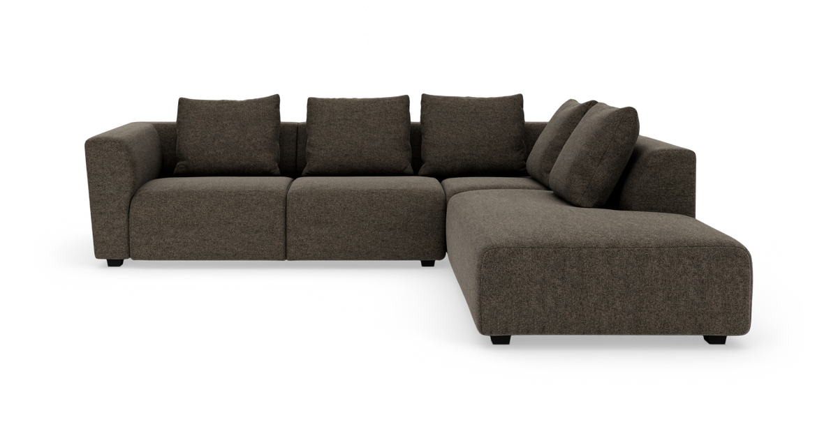 Mørkebrun L‑sofa med chaiselong til højre, fire sædehynder og fem ryghynder, frilagt på hvid baggrund.