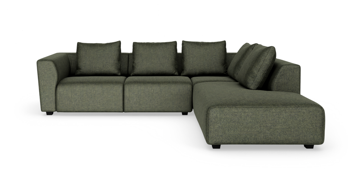 Grøn modulsofa i stof med chaiselong til højre, fritlagt på hvid baggrund.