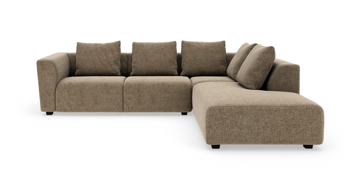 Modulsofa i beige stof med chaiselong til højre, fritstående på hvid baggrund.