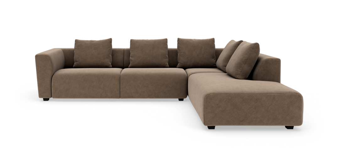 Brun modulsofa i L‑form med brede armlæn og løse ryghynder, frilagt på hvid baggrund.