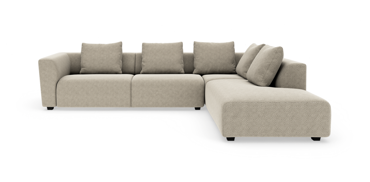 Beige L-formet modulsofa med bred chaiselong til højre og fem ryghynder.