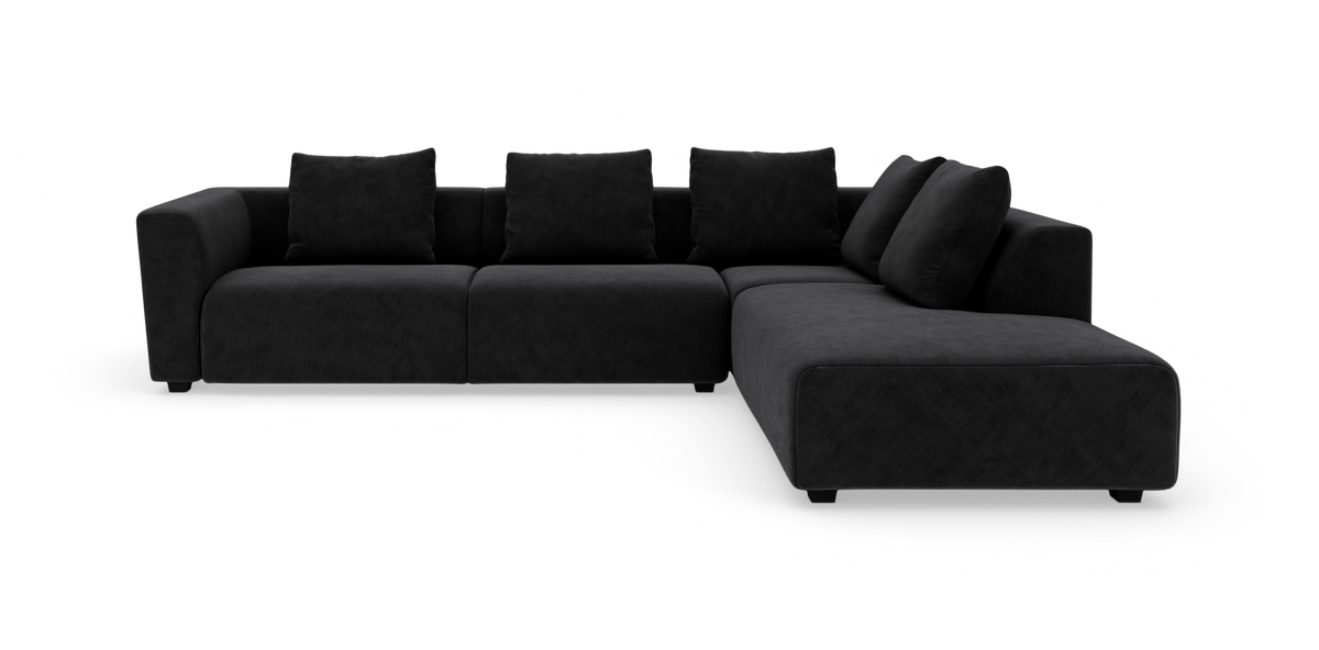 Sort L‑sofa med højre chaiselong og løse ryghynder på hvid baggrund.