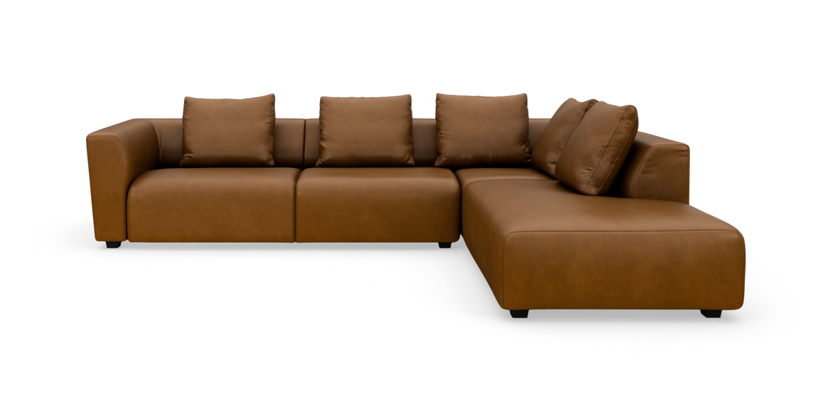 Brun L‑formet modulsofa i læder med løse ryghynder, fritstående på hvid baggrund.