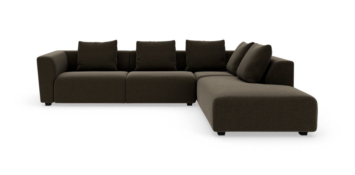 Modulær mørkebrun L-sofa med højre chaiselong og flere løse ryghynder.
