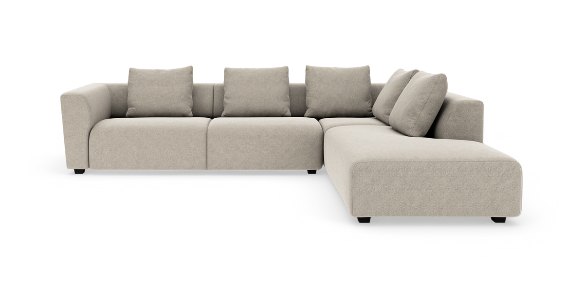 Beige modulsofa i hjørneudgave med chaiselong til højre og fem ryghynder.