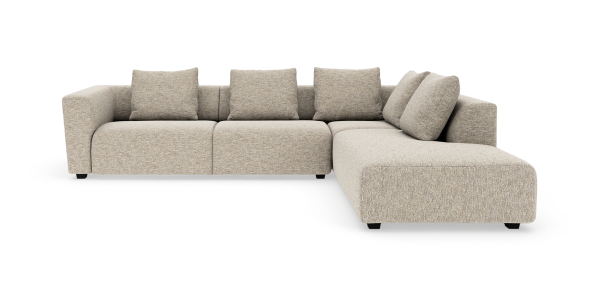 Beige L‑formet modulsofa med chaiselong til højre og fire ryghynder.