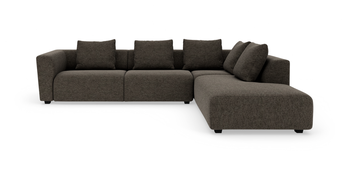 Mørkebrun L‑sofa i stof med højrevendt chaiselong, frilagt mod hvid baggrund.