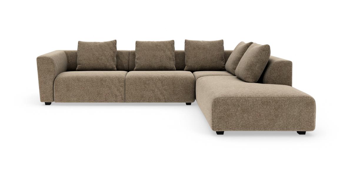 L‑formet brunbeige modulsofa med brede armlæn og løse ryghynder, frilagt på hvid baggrund.