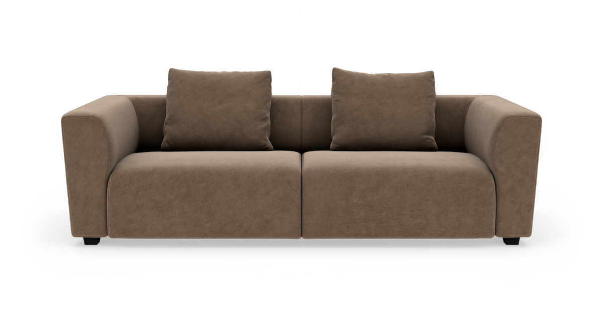 Brun, moderne 2‑personers sofa med brede armlæn og to ryghynder, frilagt.