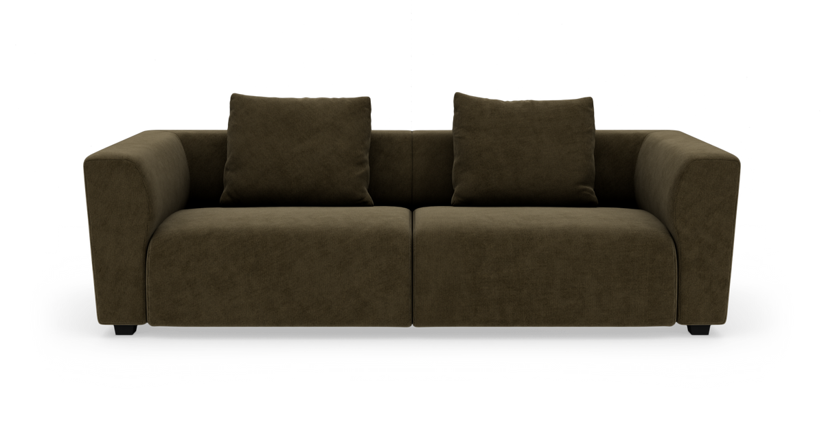 Olivenbrun 2-personers sofa med brede armlæn og to ryghynder, frilagt på hvid baggrund.