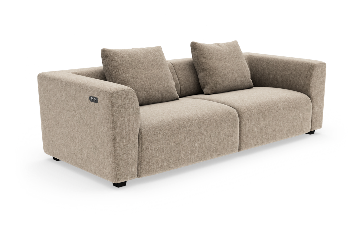Beige 2-personers sofa med brede armlæn og to løse ryghynder i moderne, blødt afrundet design på hvid baggrund.