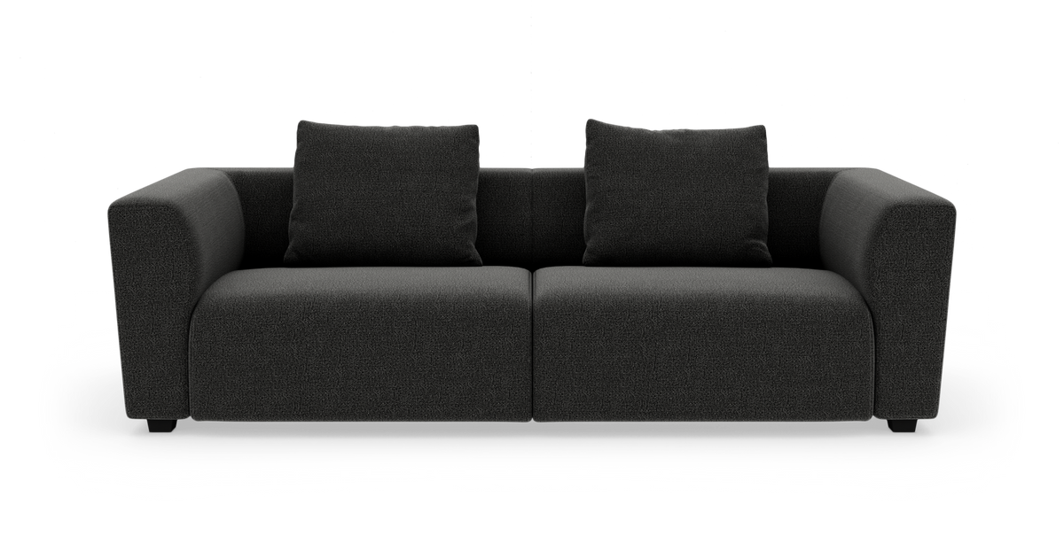 Mørkegrå 2-personers sofa med brede armlæn og to puder, fotograferet lige for i studieopsætning.