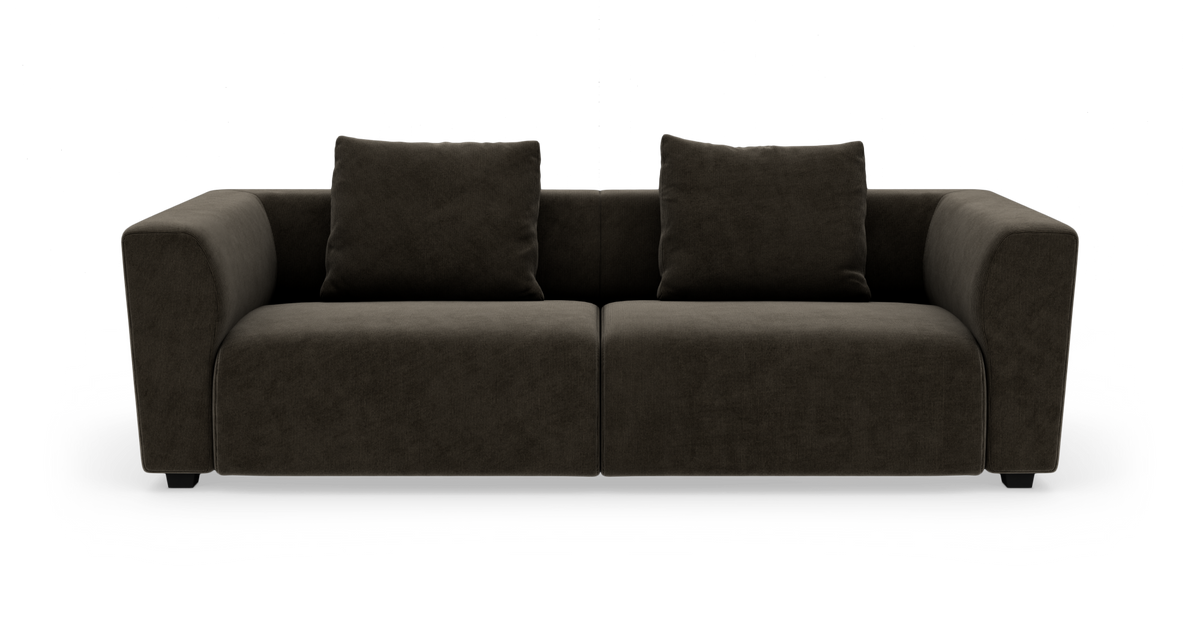 Mørkebrun 2-personers sofa i stof med to ryghynder og brede armlæn, fritlagt på hvid baggrund.