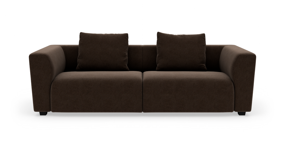 Mørkebrun moderne 2-personers sofa med brede armlæn og to ryghynder, frilagt på hvid baggrund.
