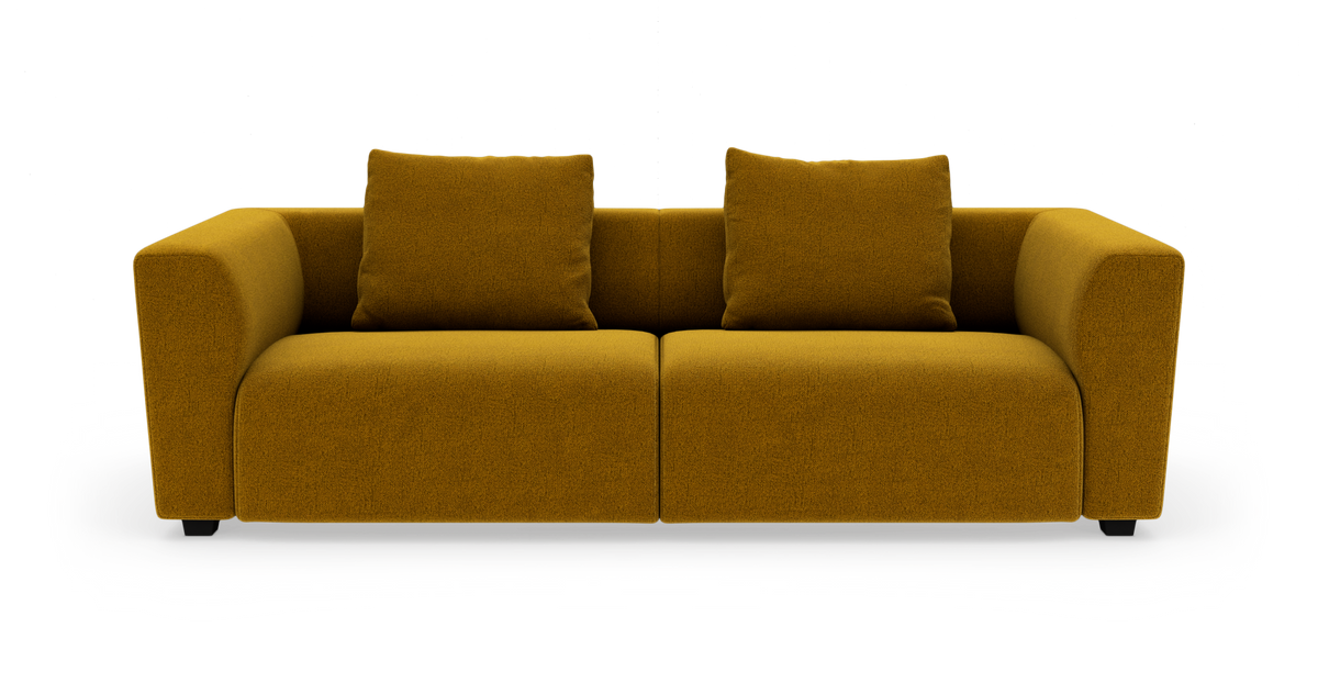 Sennepsgul 2-personers sofa med to løse puder, fotograferet forfra på hvid studiebaggrund.