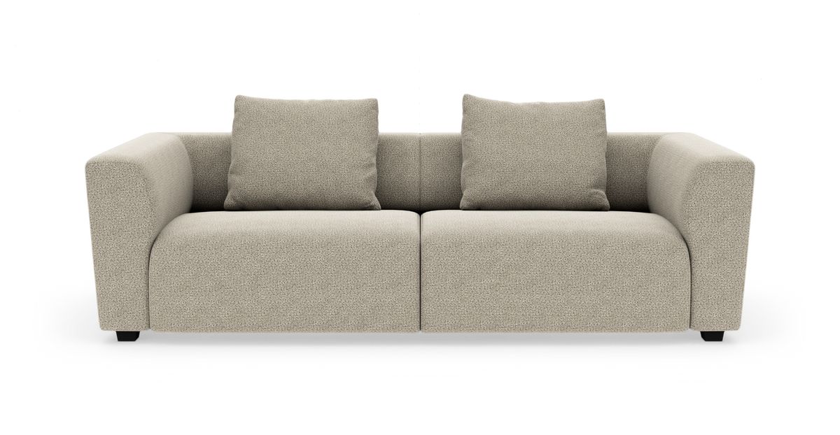 Beige 2-personers sofa med afrundede armlæn og to løse puder, set forfra på hvid baggrund.