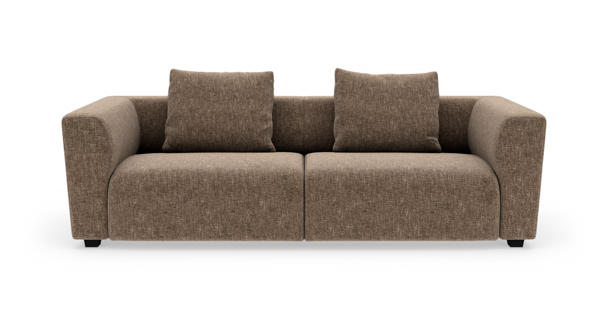Brun to-personers sofa med to puder på hvid baggrund.