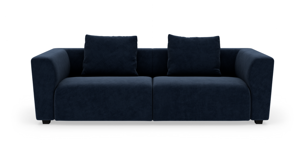 Mørkeblå, moderne 2-personers sofa med brede armlæn og to store rygpuder, frilagt på hvid baggrund.