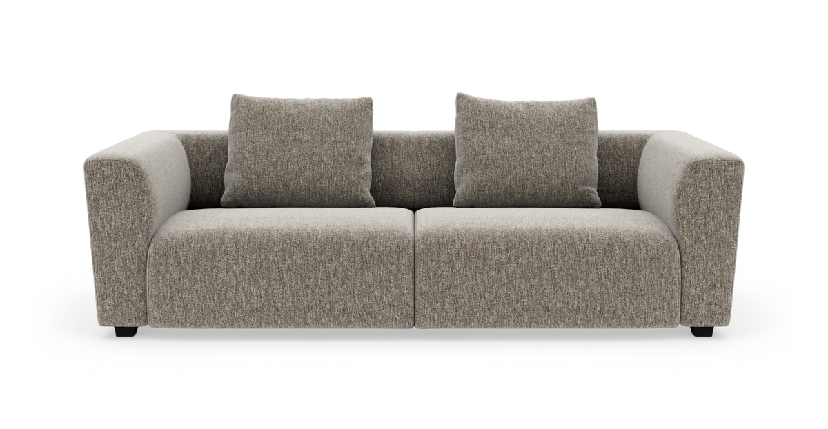 Beige 2-personers sofa med to store rygpuder, fritlagt på hvid baggrund.