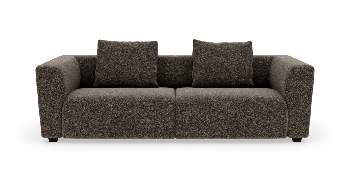 Brun to-personers sofa med to løse ryghynder, fotograferet forfra på hvid studiebaggrund.