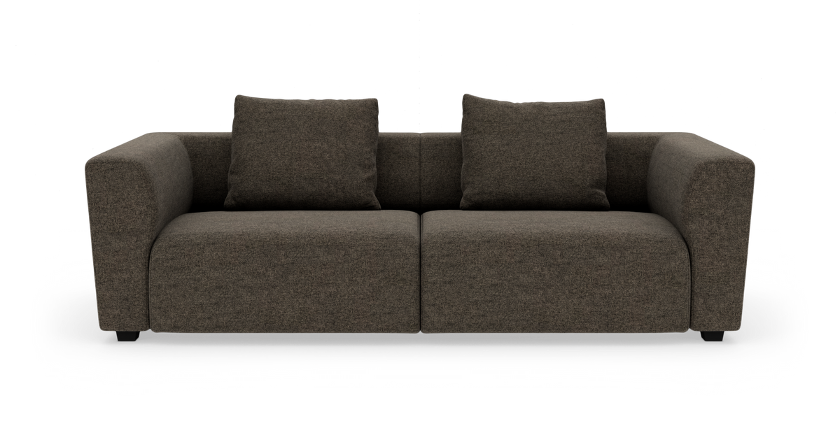 Brun 2-personers sofa med runde armlæn og to rygpuder, frilagt på hvid baggrund.