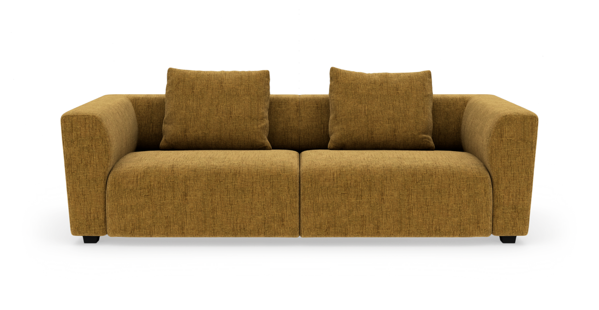 Mustardgul 2-personers sofa med brede, afrundede armlæn og to løse rygpuder, set forfra på hvid baggrund.