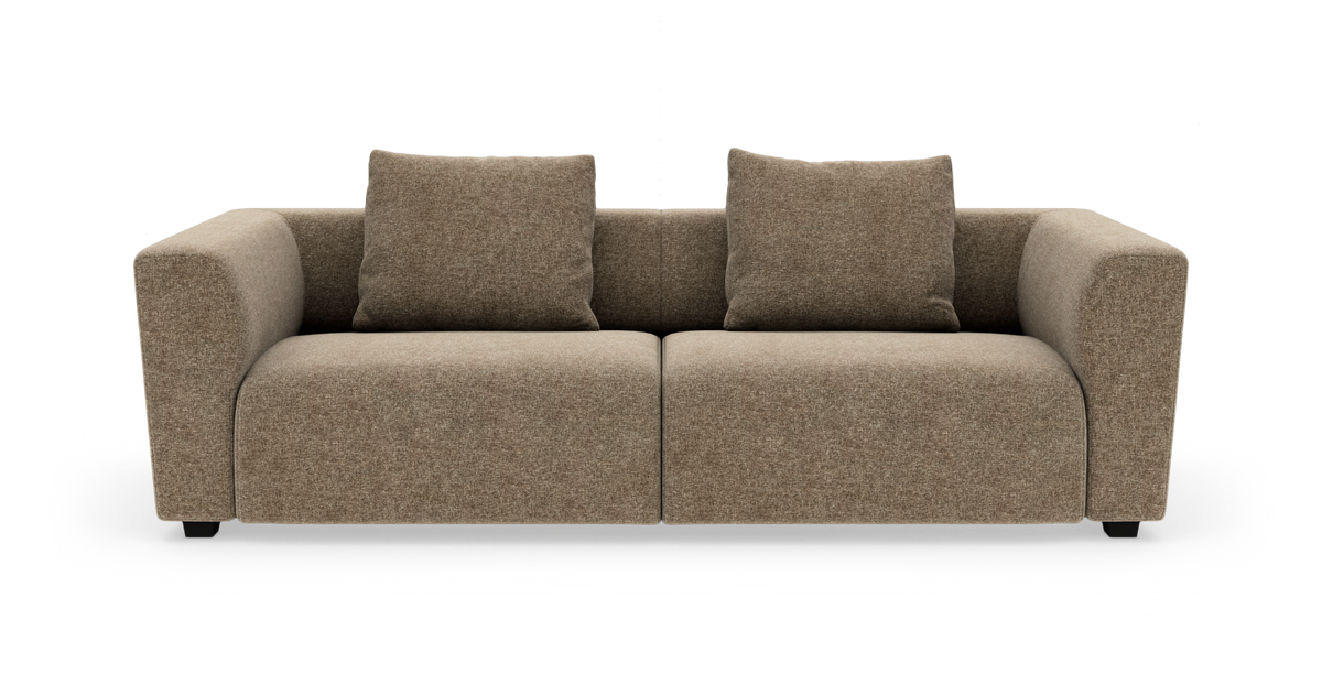 Moderne 2-personers sofa i brun/beige tekstil set forfra med to løse rygpuder og afrundede armlæn, frilagt på hvid baggrund.