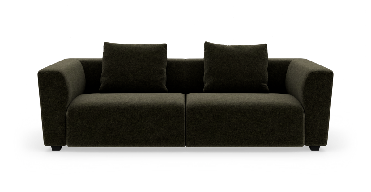 Mørkegrøn 2-personers sofa med brede armlæn og to ryghynder, frilagt på hvid baggrund.