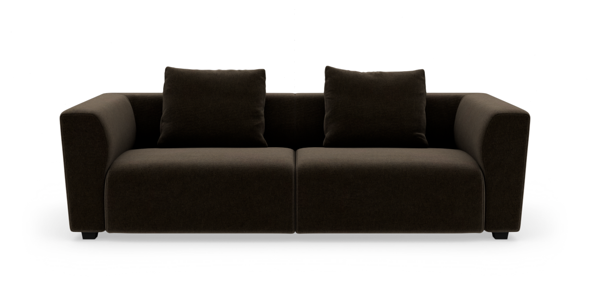 Mørkebrun to-personers sofa med to store ryghynder, fotograferet forfra mod hvid baggrund.