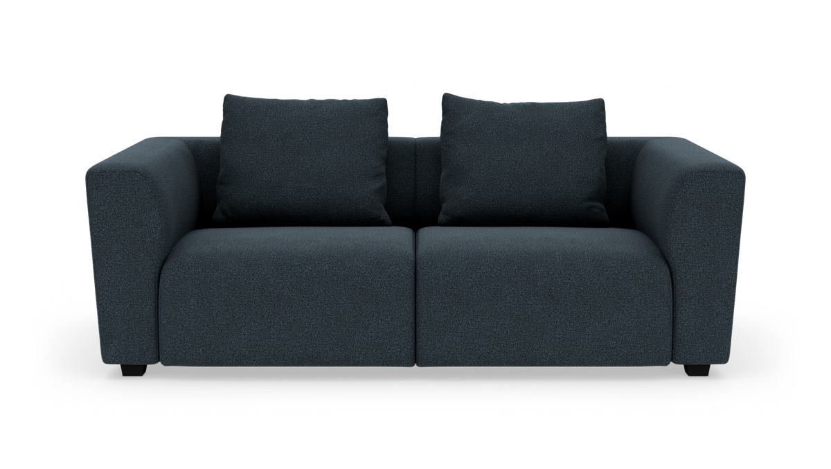 Mørkeblå 2-personers sofa med to ryghynder, set lige forfra på hvid studiobaggrund.