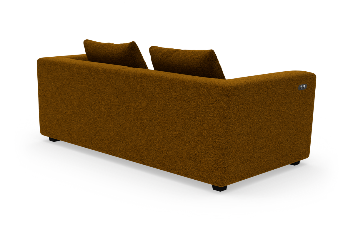 Brun moderne stofsofa set bagfra i skrå vinkel med to ryghynder og afrundede armlæn, studieopstilling.