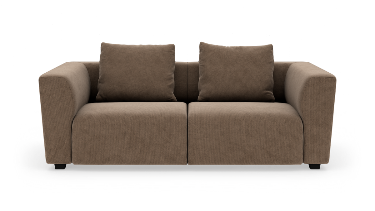 Brun to-personers sofa med brede armlæn og to ryghynder, frilagt på hvid baggrund.