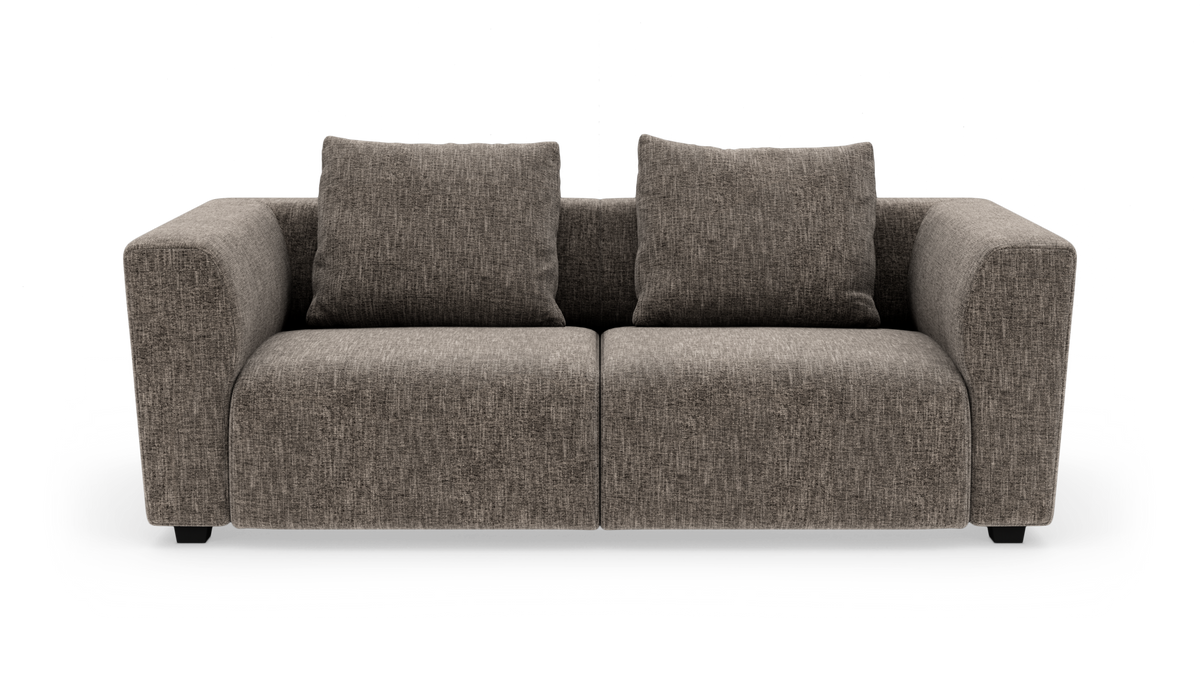 To-personers sofa i gråmeleret stof med brede armlæn, to sædehynder og to ryghynder, fotograferet forfra i studie på hvid baggrund.