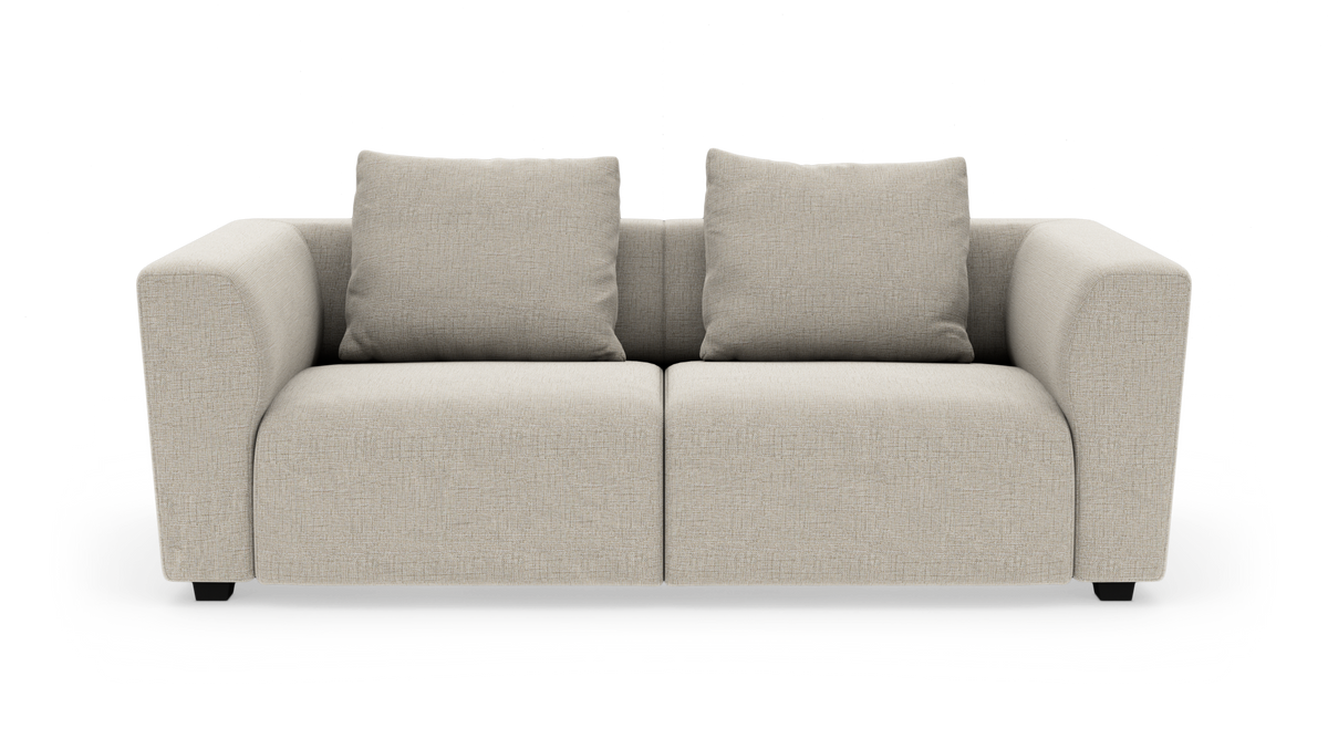 Beige 2-personers sofa med to puder set forfra.