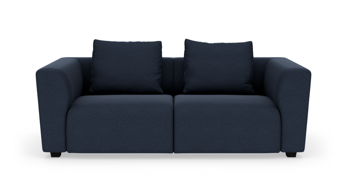 Mørkeblå 2-personers stofsofa med to rygpuder og afrundede armlæn, frilagt mod hvid baggrund.