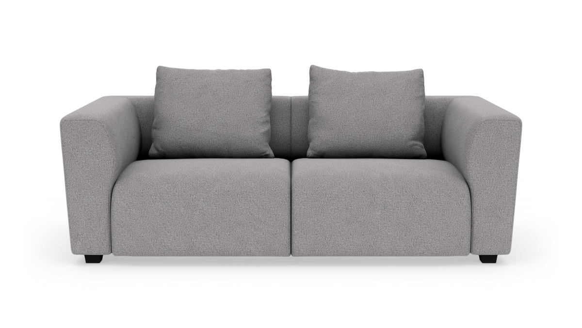 Grå 2-personers sofa med brede armlæn og to ryghynder, frilagt på hvid baggrund.