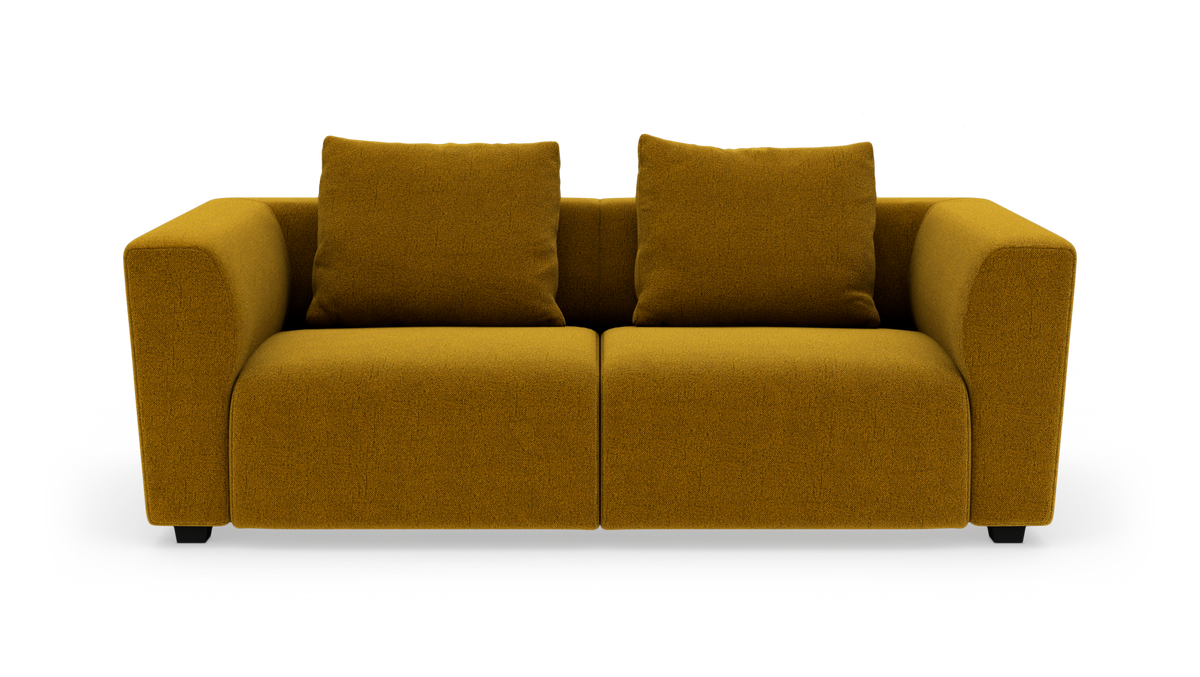 Sennepsgul 2-pers. sofa med to løse ryghynder, set forfra på hvid baggrund.