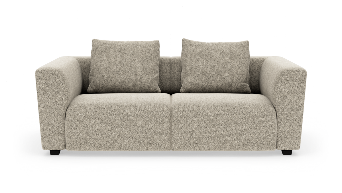 Beigefarvet 2-personers sofa med to puder, set forfra på hvid baggrund.