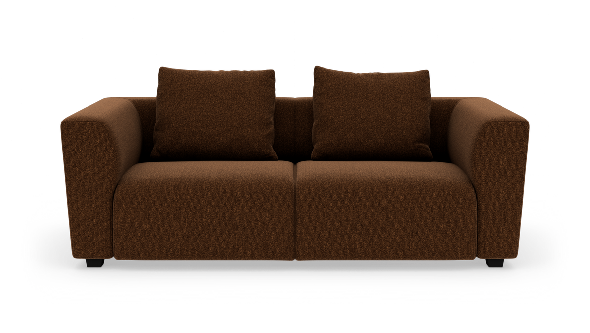Brun to-personers sofa med to ryghynder, fotograferet forfra på neutral baggrund.