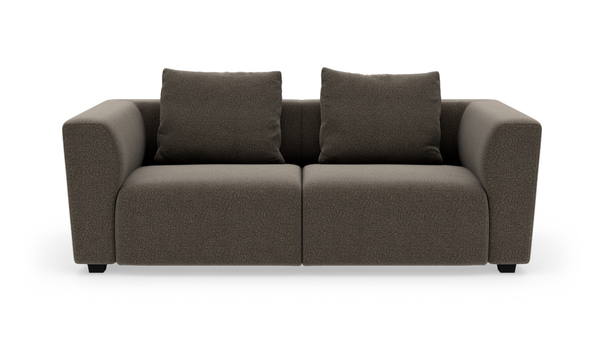 Brun to-personers sofa med to ryghynder fotograferet forfra på hvid baggrund.