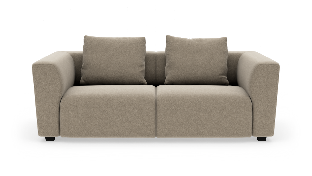 Beige 2-personers sofa med to store ryghynder, lige sæder og blødt afrundede armlæn.